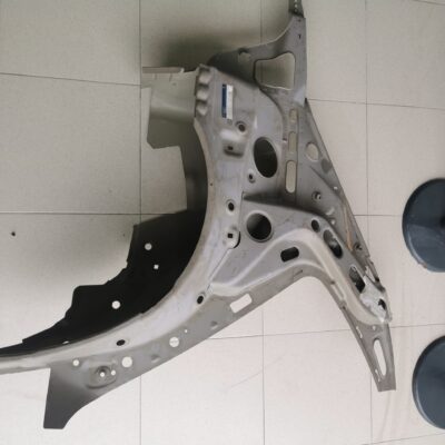 Pilar C Direita com estrutura Mercedes A2023603601