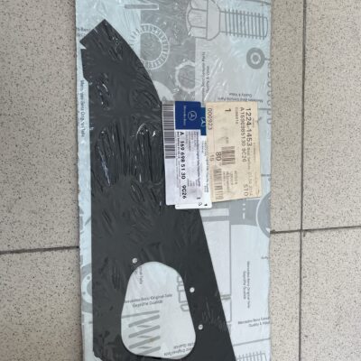 Resguardo do pilar da porta Mercedes A1696985130   9C26