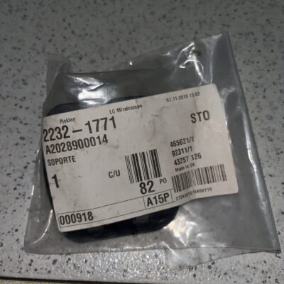 Soporte do triângulo Mercedes A2028900014