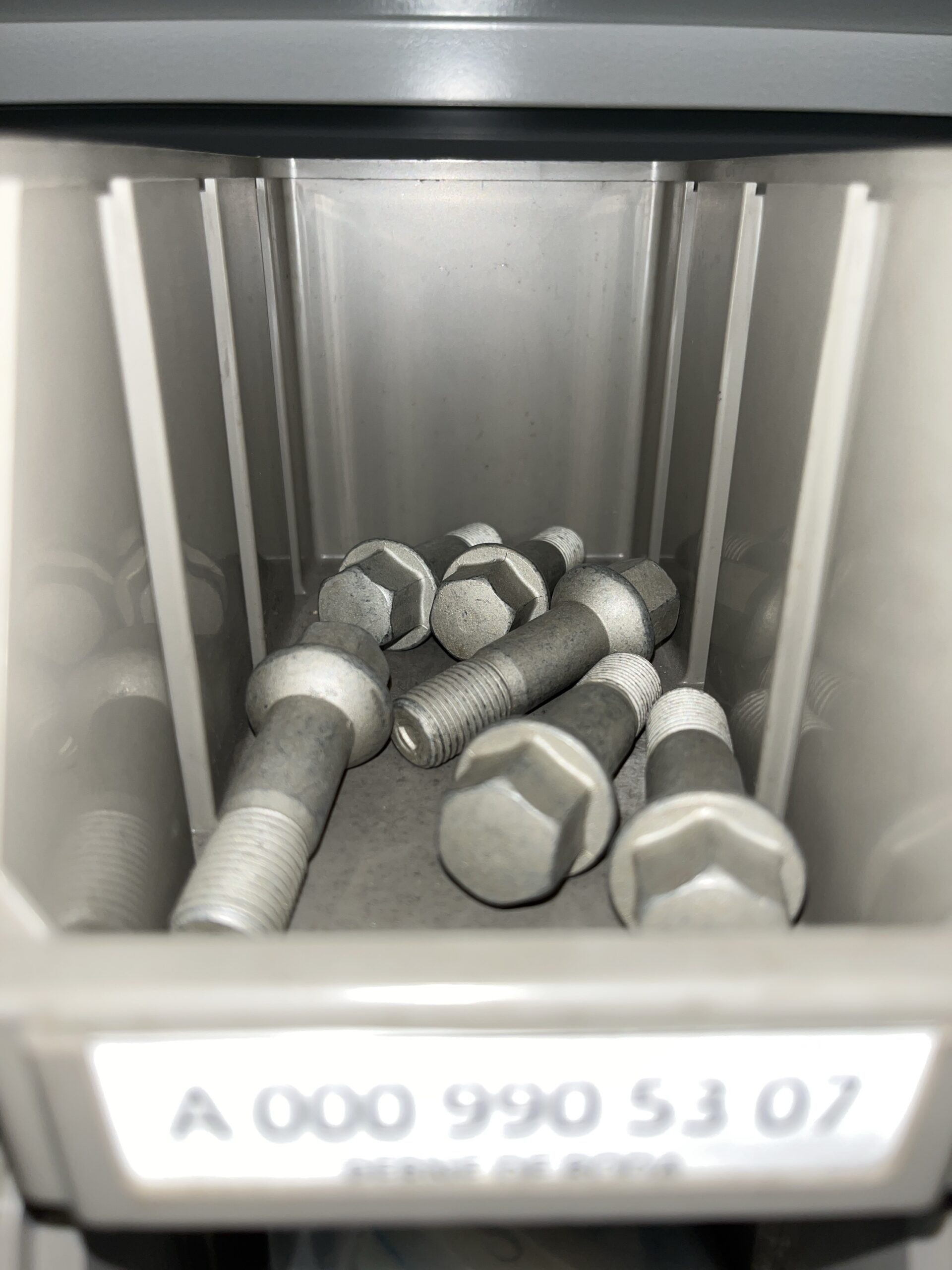 Perno de roda Mercedes A0009905307