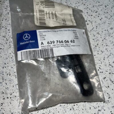 Batente da porta lateral Mercedes A6397660662