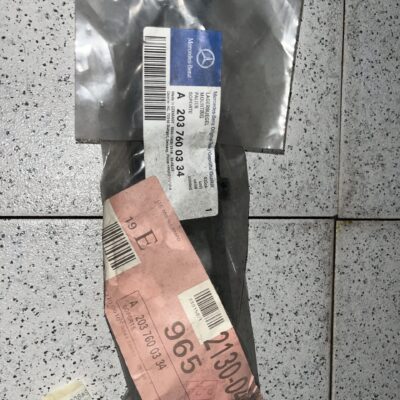 Suporte do puxador de porta  Mercedes A2037600334