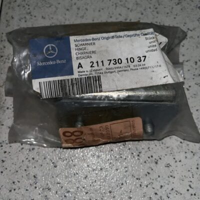 Dobradiça Mercedes A2117301037