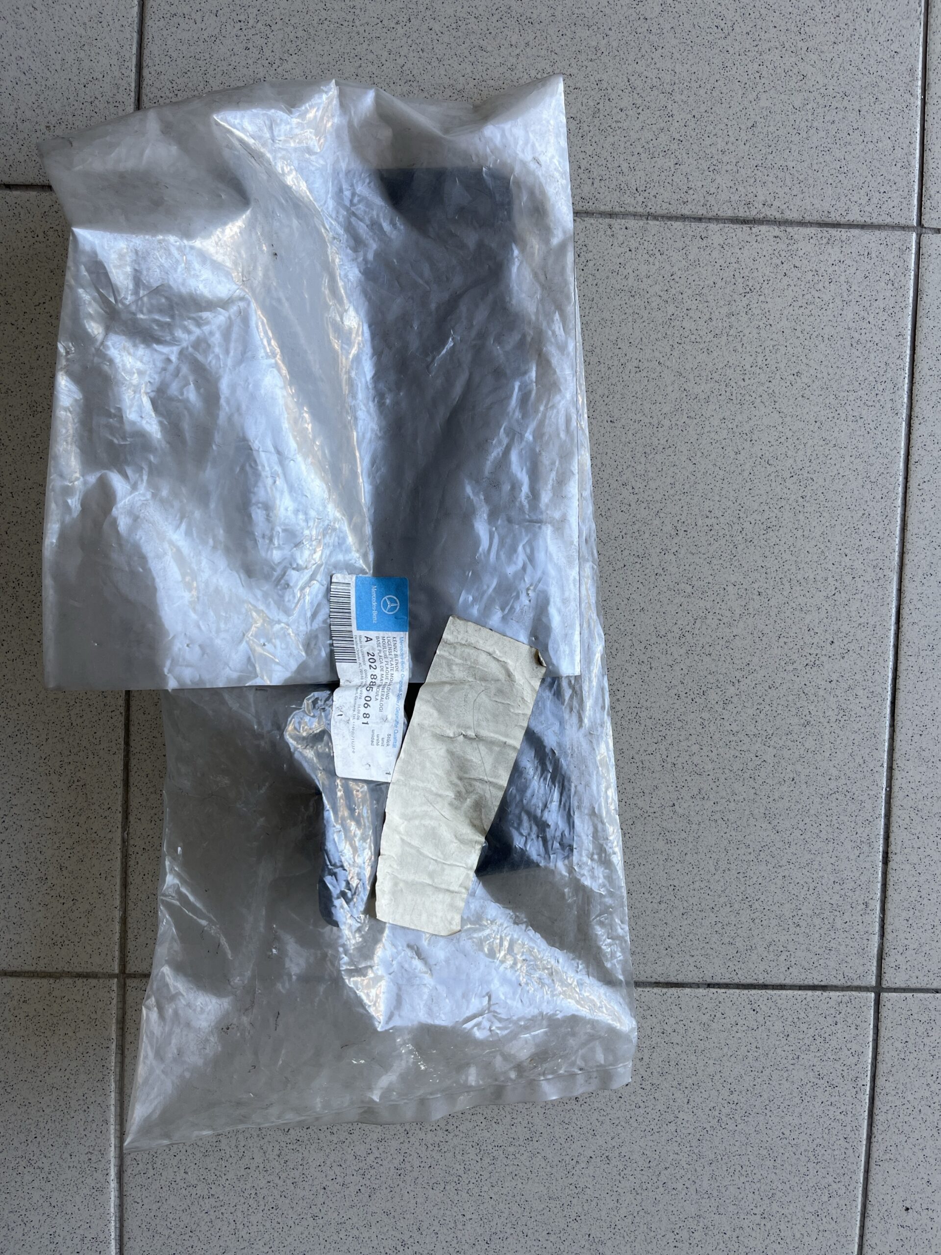 Tampa de matrícula para-choque Mercedes A2028850681